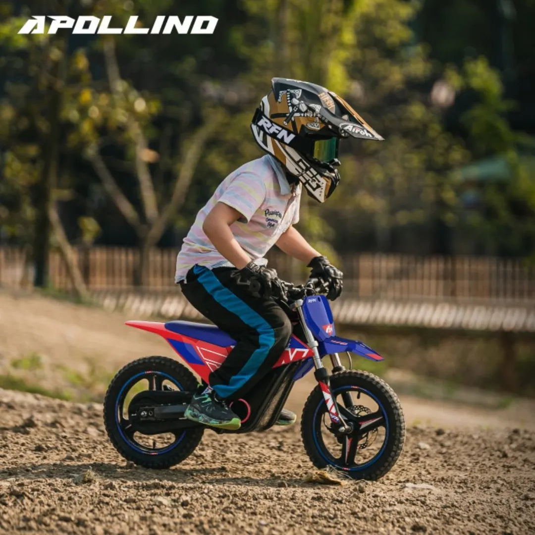 Na sliki je električno kolo, znamke Apollon, model Olala SX E500. Prikazuje otroka, oblečenega v zaščitno opremo, ki se vozi po neurejeni površini. Kolo ima športen dizajn s svetlimi barvami in je primerno za mlajše uporabnike. V ozadju so vidne naravne površine, kar nakazuje na aktivno preživljanje prostega časa.