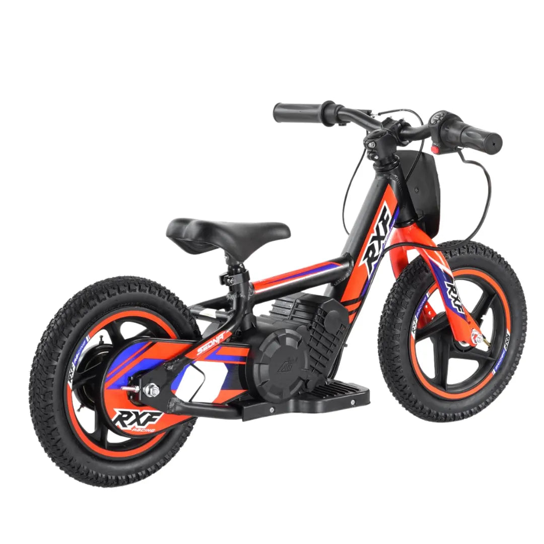 Izdelek je električno kolo, znamke RXF, model Sedna 12 RXF. Na sliki je vidno električno kolo z manjšimi kolesi, rdeče-modre barve, opremljeno z motorjem in udobnim sedežem. Kolo ima tudi široke gume, kar omogoča boljšo stabilnost med vožnjo.