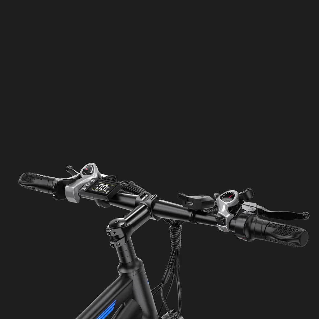 Izdelek je električno kolo, model Duotts C29. Na sliki so vidni krmili, ki vključujejo digitalni zaslon za prikaz hitrosti in drugih podatkov, ter ročice za zaviranje. Na krmilu so tudi različni gumbi in priključki, kar nakazuje na funkcionalnosti, ki jih ponuja to električno kolo. Celoten dizajn je sodoben in funkcionalen, kar je značilno za električna kolesa.