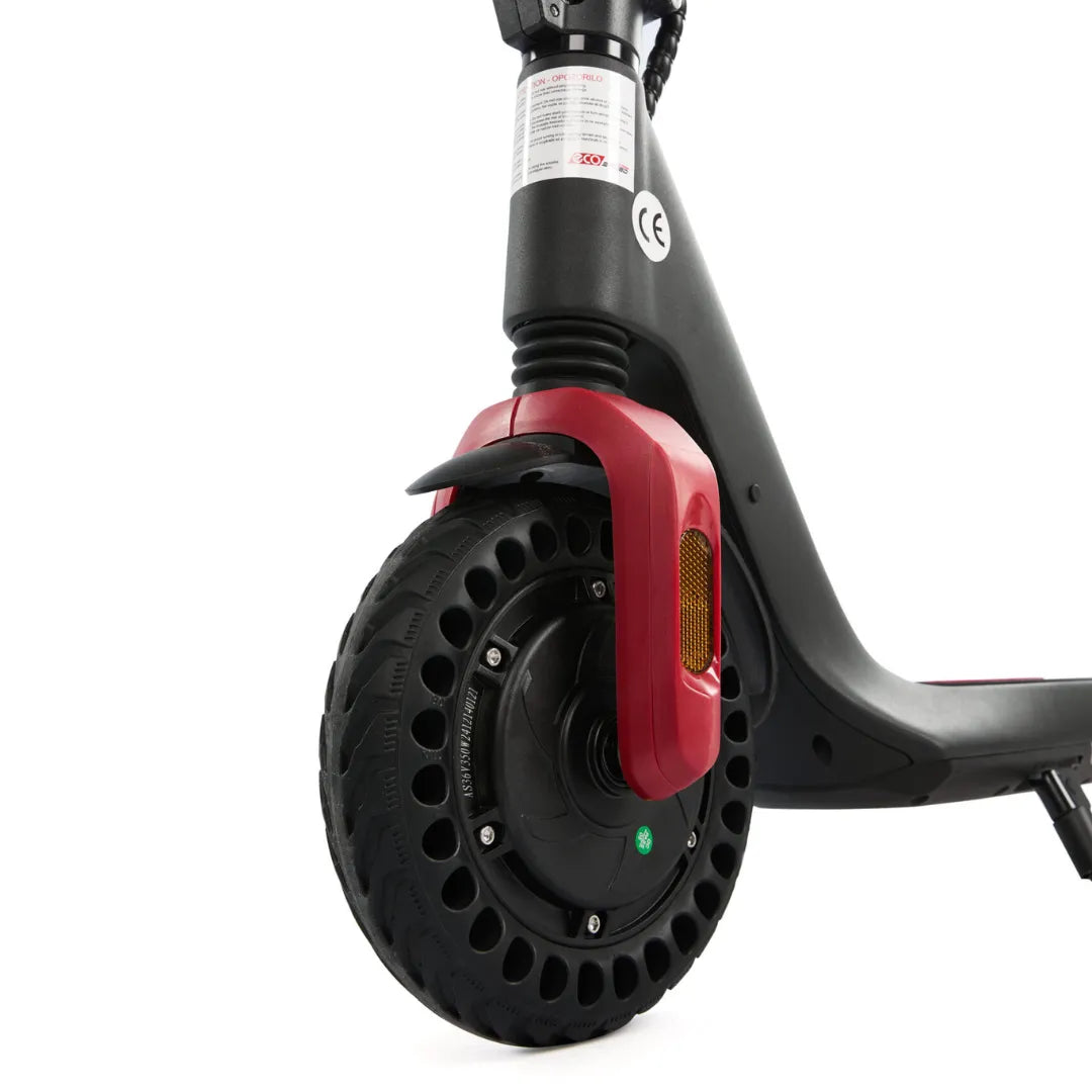 Izdelek na sliki je električni skiro, model Eco Speed Mini. Vidna je sprednja kolesa s širokim gumijastim profilom, ki omogoča boljšo stabilnost in oprijem. Kolesa so obkrožena s plastičnim zaščitnim delom v rdeči barvi, kar daje skiroju sodoben videz. Na steblu skiroja je tudi oznaka CE, kar nakazuje na skladnost z evropskimi standardi.