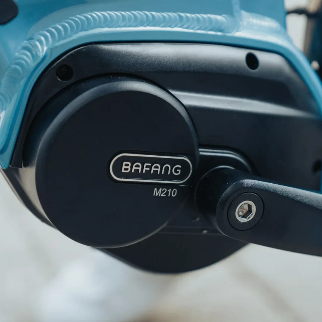 Izdelek je električno kolo, model Econo Mare City EEC4LK. Na sliki je prikazan del motorja, ki ga proizvaja znamka Bafang, model M210. Vidna je tudi struktura okvirja kolesa, ki je v modri barvi, ter del pogonskega sistema.