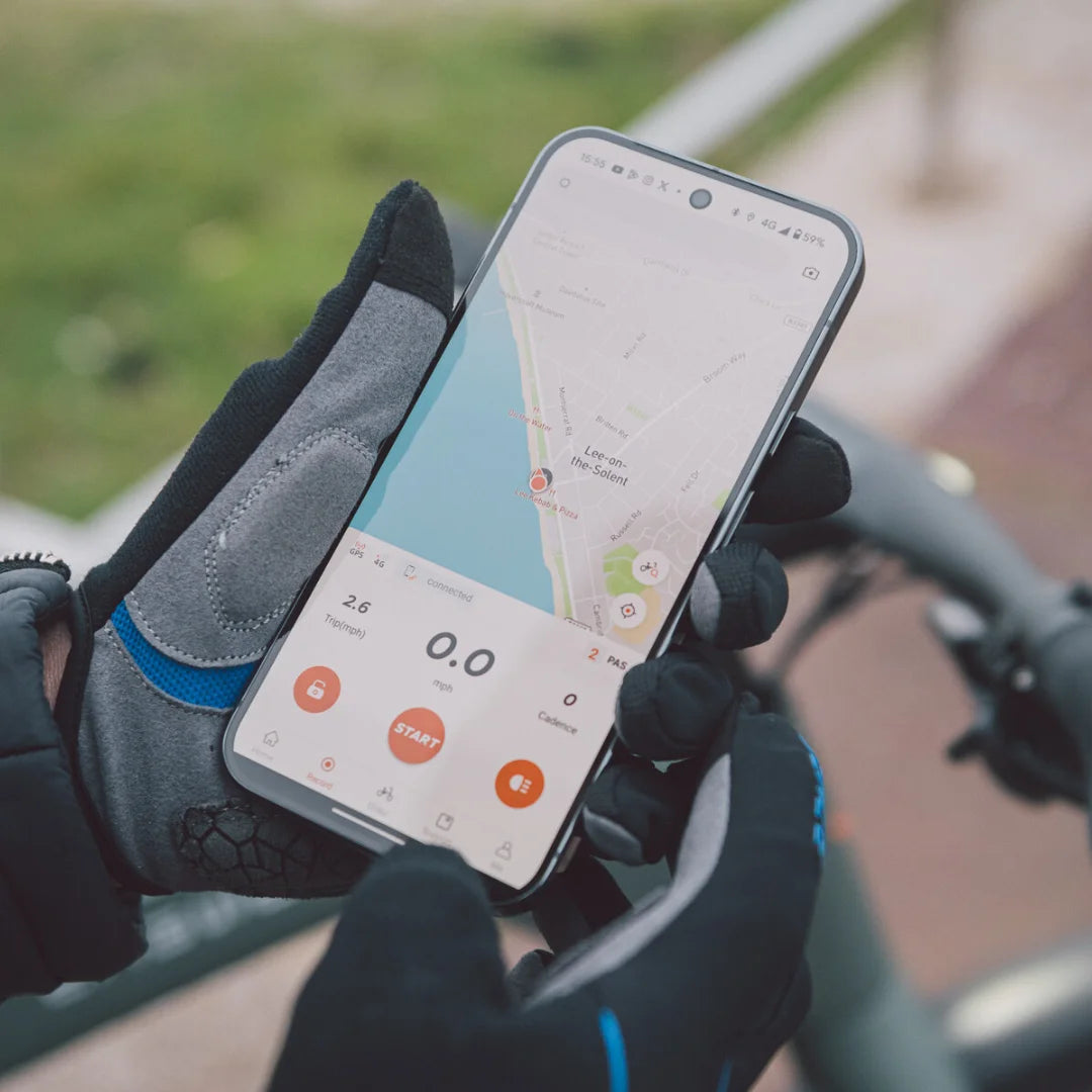 Oseba v rokavicah drži pametni telefon, na katerem je prikazana aplikacija za električno kolo Engwe Mapfour N1 Pro.