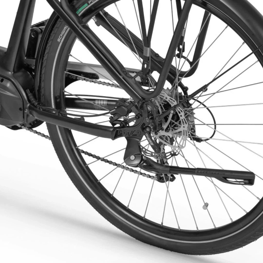 Izdelek je električno kolo znamke Ecobike, model LX 100. Na sliki je prikazan zadnji del kolesa, kjer so vidni motor, veriga in zavorni sistem. Kolo ima tudi diskaste zavore, kar zagotavlja učinkovito zaviranje. Celoten dizajn je eleganten in sodoben, kar je značilno za električna kolesa.