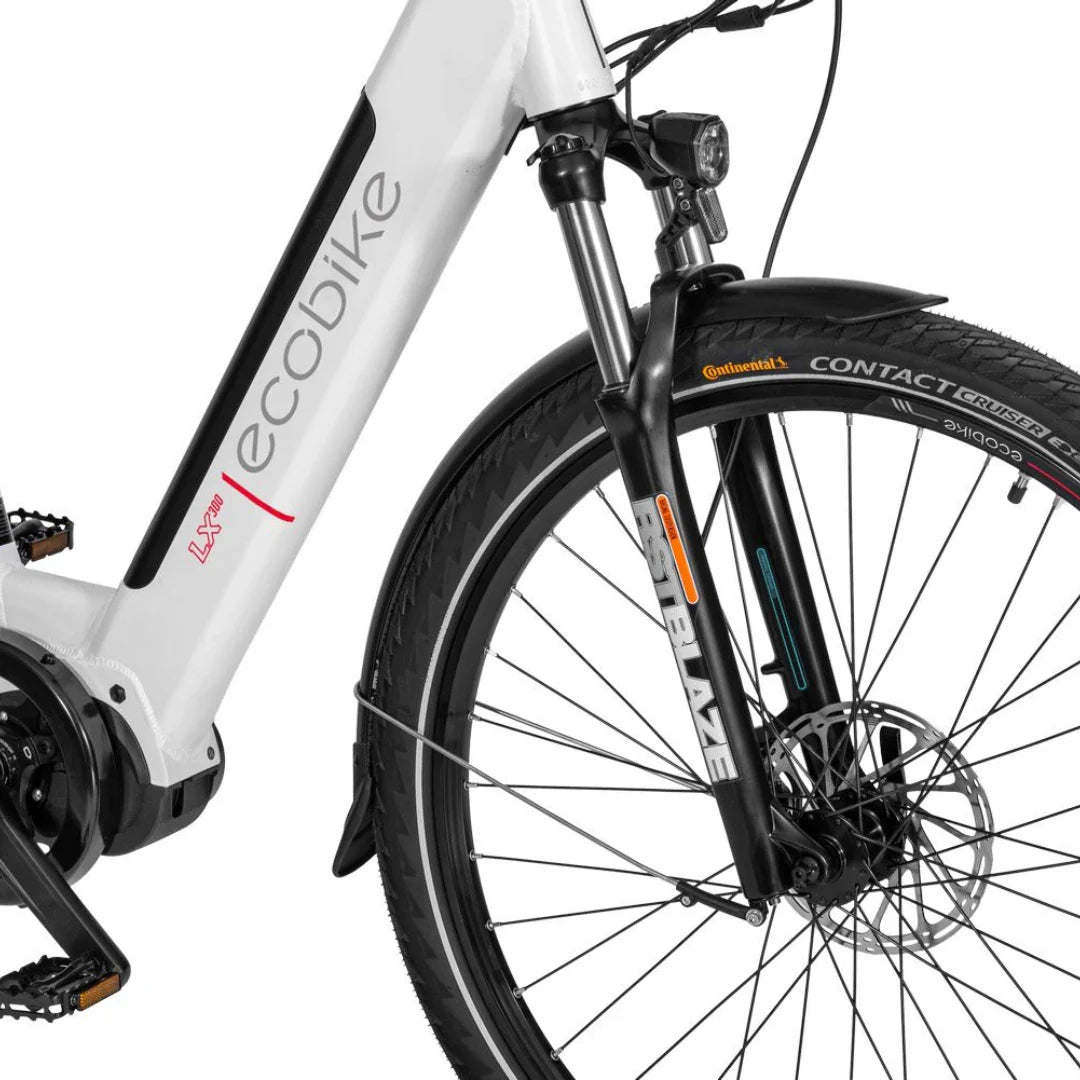 Izdelek na sliki je električno kolo znamke Ecobike, model LX300. Na sliki je prikazan del okvirja, prednja vilica ter kolo. Kolo ima široke pnevmatike, kar nakazuje na udobno vožnjo po različnih terenih. Vidna je tudi disk zavora in svetilka, kar prispeva k varnosti med vožnjo.