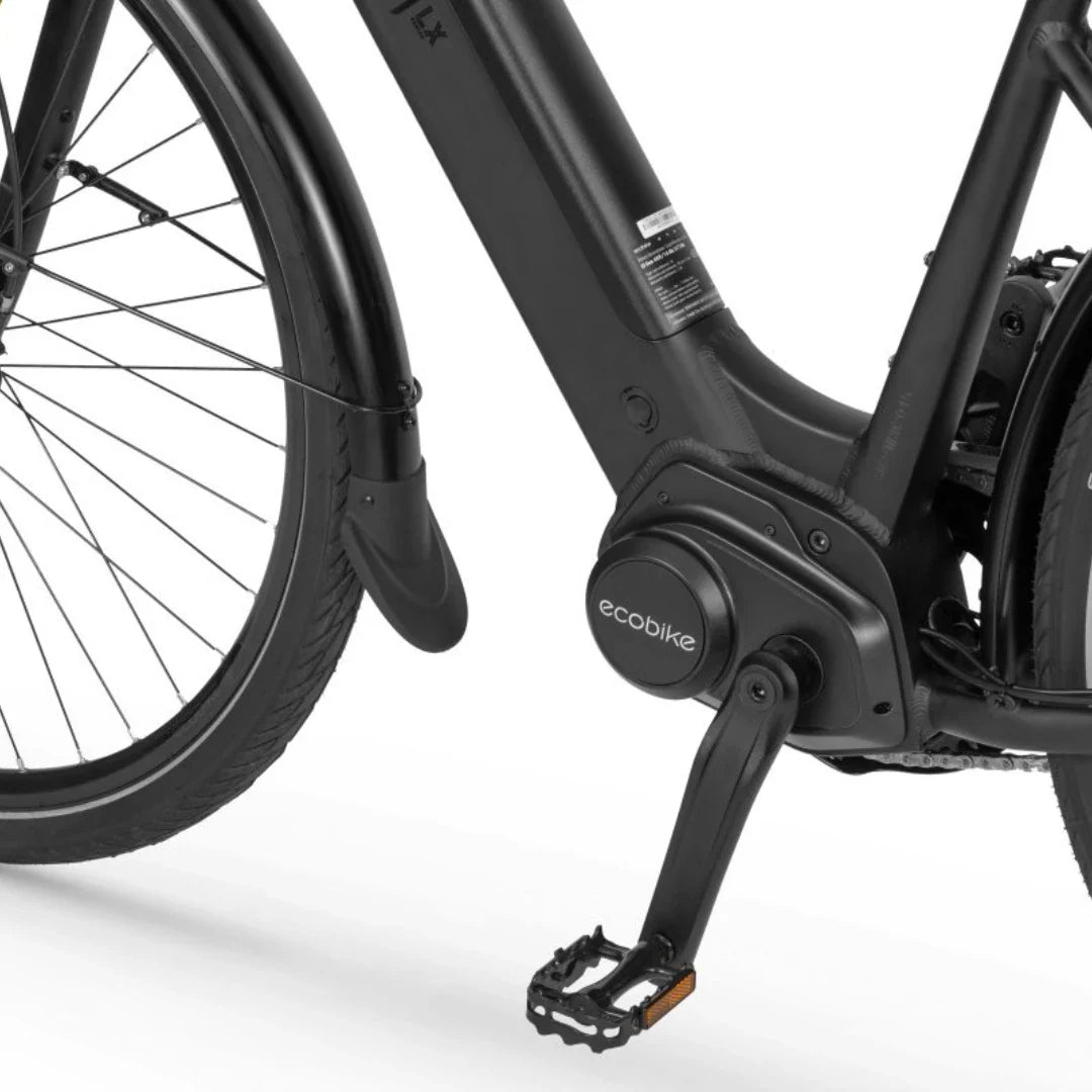 Izdelek na sliki je električno kolo znamke Ecobike, model LX. Na sliki je vidna pogonska enota, ki je nameščena na okvirju kolesa, ter pedal. Kolo ima sodoben in minimalističen dizajn, kar je značilno za električna kolesa.