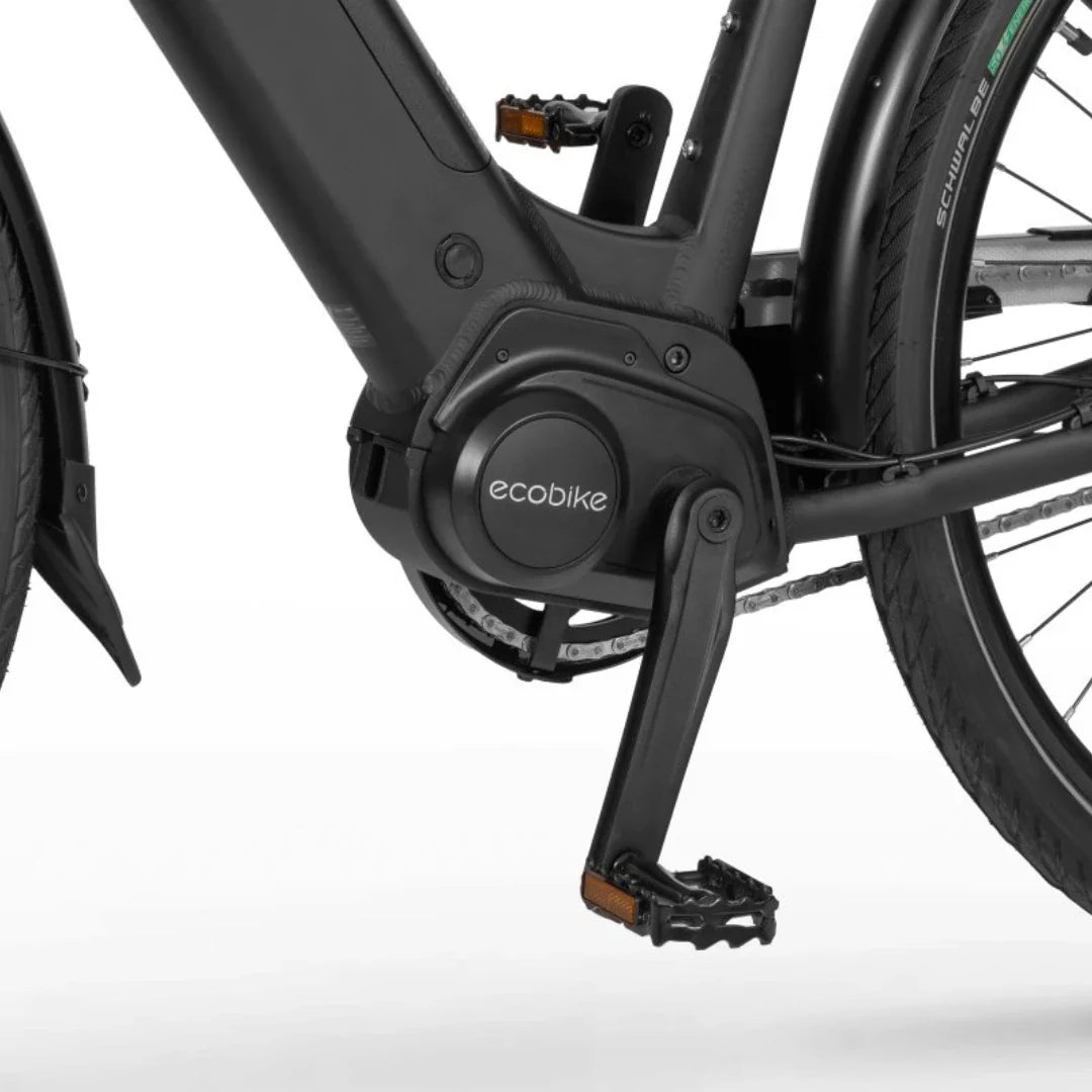 Izdelek je električno kolo znamke Ecobike, model LX. Na sliki je prikazan del kolesa, kjer je nameščen električni motor, ki je del pogonskega sistema. Vidni so tudi pedal, veriga in del okvirja, kar kaže na sodobno zasnovo in funkcionalnost kolesa.