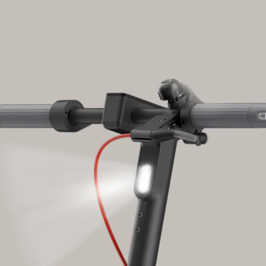 Izdelek na sliki je električni skiro znamke Xiaomi, model "Xiaomi 5". Na sliki so vidni ročaji skiroja, del za osvetlitev, ki je prikazan v spodnjem delu, ter rdeč kabel, verjetno za polnjenje. Oprema je minimalističnega dizajna, kar je značilno za to znamko.