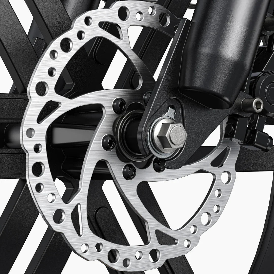 Izdelek je električno kolo, znamke Engwe, model L20 Boost. Na sliki je prikazan del zadnjega kolesa, kjer je viden disk zavorni sistem, ki je sestavljen iz kovinskega diska z več luknjami za boljšo hlajenje in učinkovitost zaviranja. Vidna je tudi struktura okvirja kolesa, ki je črna in robustna.