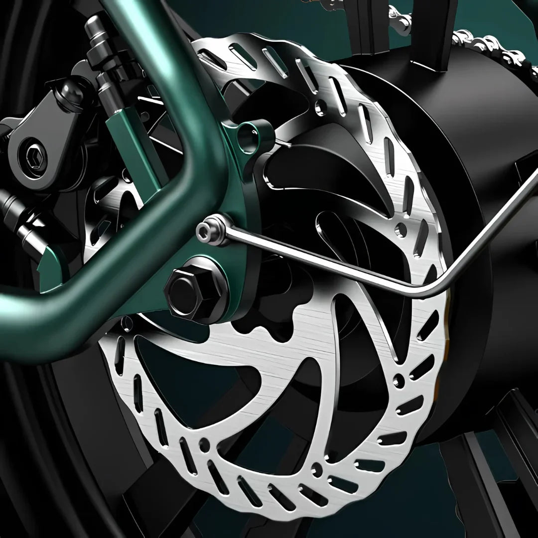 Izdelek je električno kolo, znamke Engwe, model M20. Na sliki je prikazan del zadnjega kolesa, kjer je vidna disk zavora, ki je sestavljena iz kovinskega diska z režami za boljše hlajenje in učinkovitost zaviranja. Vidni so tudi del okvirja in mehanizem, ki povezuje kolo z zavoro.