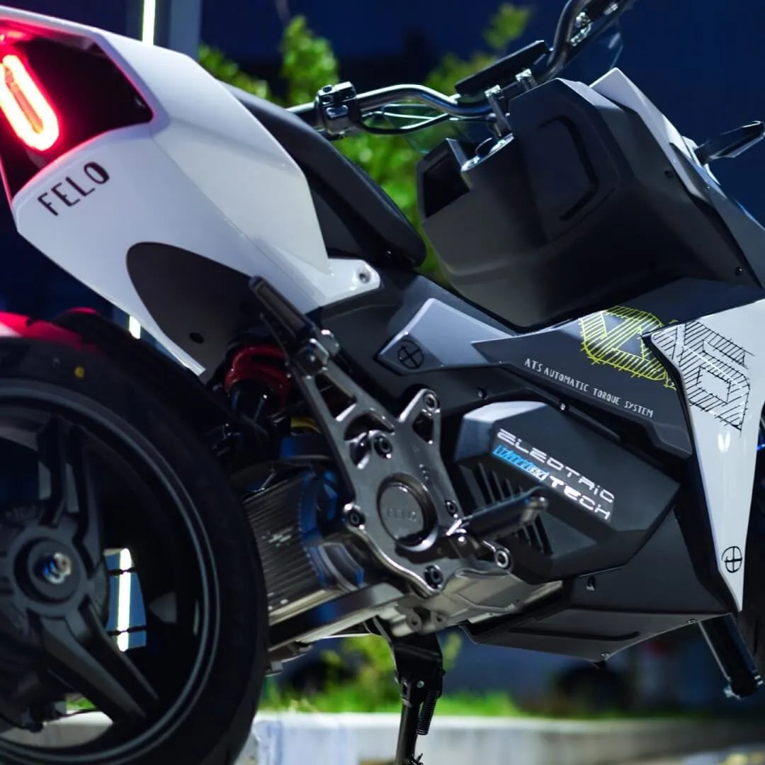 Parkiran električni skuter Felo Fw 06, ki prikazuje svojo elegantno obliko in moderne funkcije.