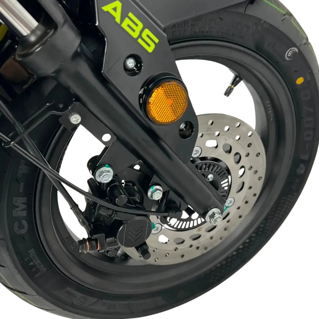 Od blizu prikazano sprednje kolo in zavorni sistem električnega skuterja Felo Fw 06.