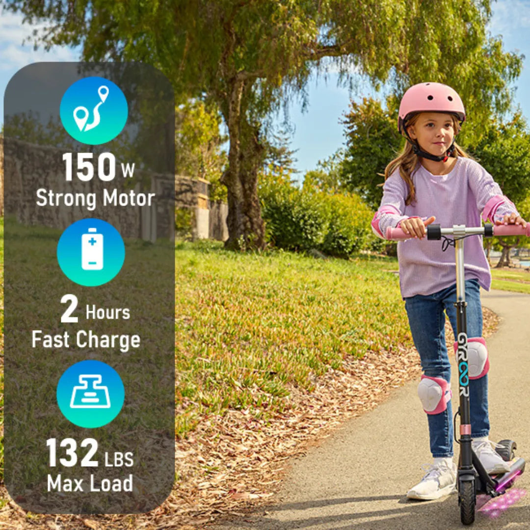 Izdelek je električni skiro, znamke Gyroor, model H30 Max. Na sliki je vidna deklica, ki vozi skiro po poti v naravi, oblečena je v udobna oblačila in čelado, kar kaže na varno uporabo. V ozadju so drevesa in zelenje, kar ustvarja prijetno okolje za vožnjo. Na levi strani so navedene ključne značilnosti, kot so moč motorja 150 W, hitra polnitev v 2 urah in maksimalna obremenitev 132 lbs.