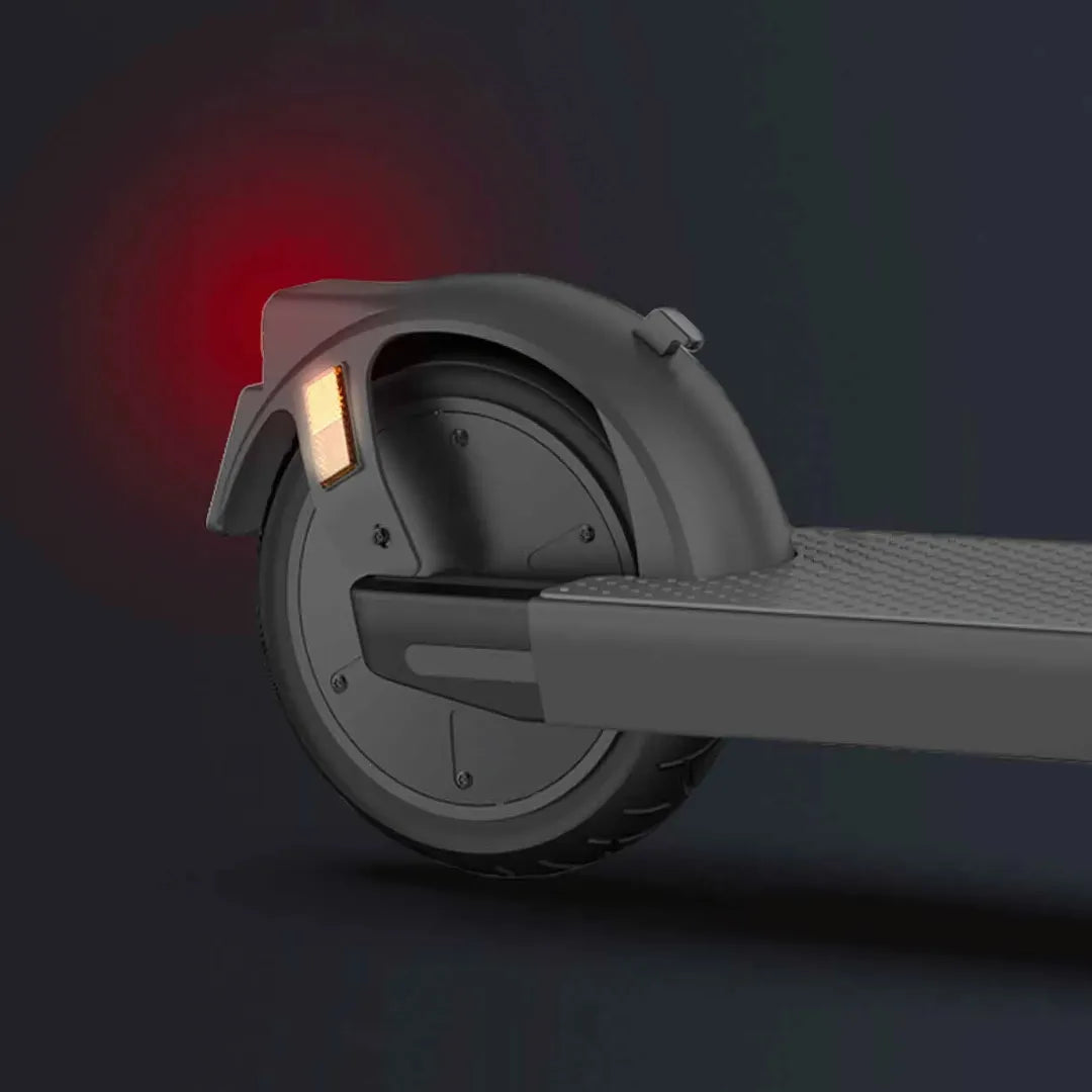 Na sliki je električni skiro znamke Joyor, model Litego. Vidna je zadnja kolesa skiroja, ki ima vgrajeno rdečo lučko za boljšo vidnost v temi, ter stransko odsevnico. Oblika in material skiroja sta zasnovana za udobno vožnjo, kar je razvidno iz teksturirane površine, ki omogoča dober oprijem.