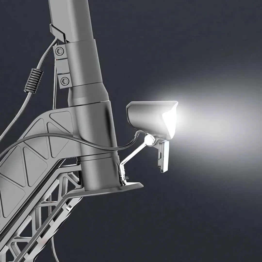 Izdelek je električni skiro, model Joyor S Pro. Na sliki je prikazan del skiroja, kjer je nameščen sprednji žaromet, ki osvetljuje pot. Vidna je tudi struktura okvirja, ki je zasnovana za trdnost in stabilnost.