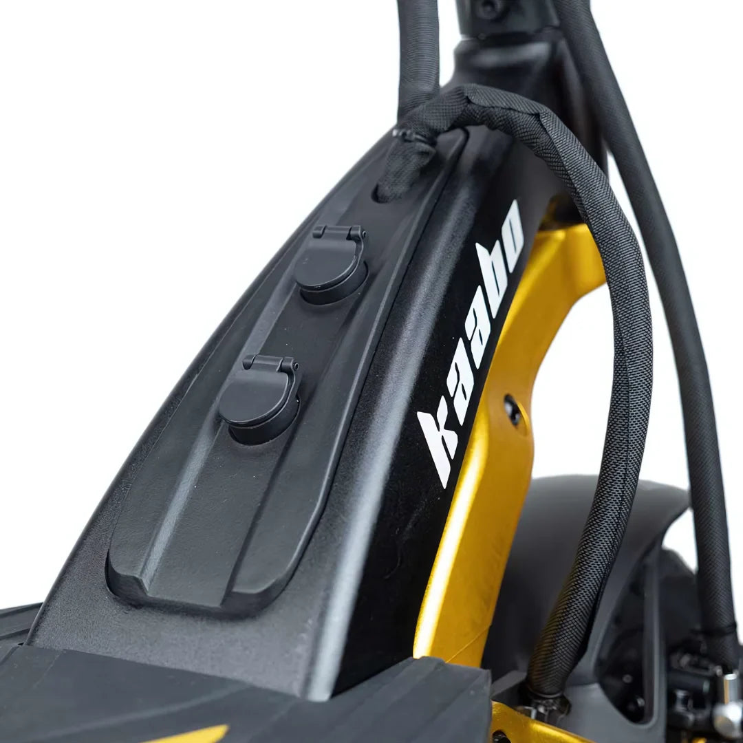 Izdelek je električni skiro, znamke Kaabo, model Mantis King GT. Na sliki je vidna del konstrukcije skiroja, ki vključuje črne in zlate elemente ter gumbe za upravljanje. Detajli na okvirju so elegantno oblikovani, kar nakazuje na moderno zasnovo in funkcionalnost.