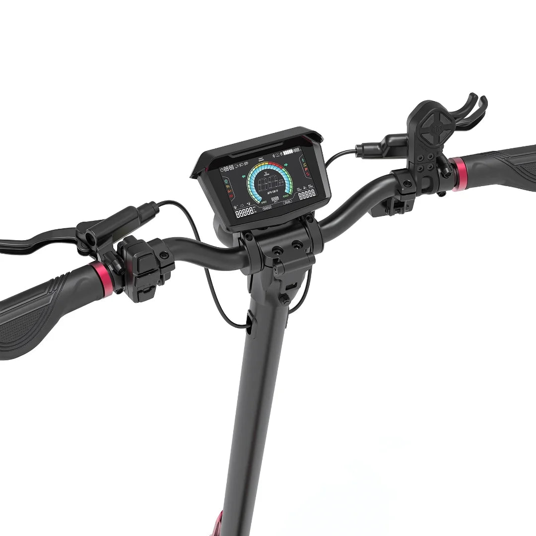 Na sliki je električni skiro znamke Kaabo, model Mantis X Plus. Vidni so krmili s prikazovalnikom, ki prikazuje različne podatke, kot so hitrost in nivo baterije. Krmili sta opremljeni z udobnimi ročaji, na desni strani pa je vidna tudi ročica za upravljanje.