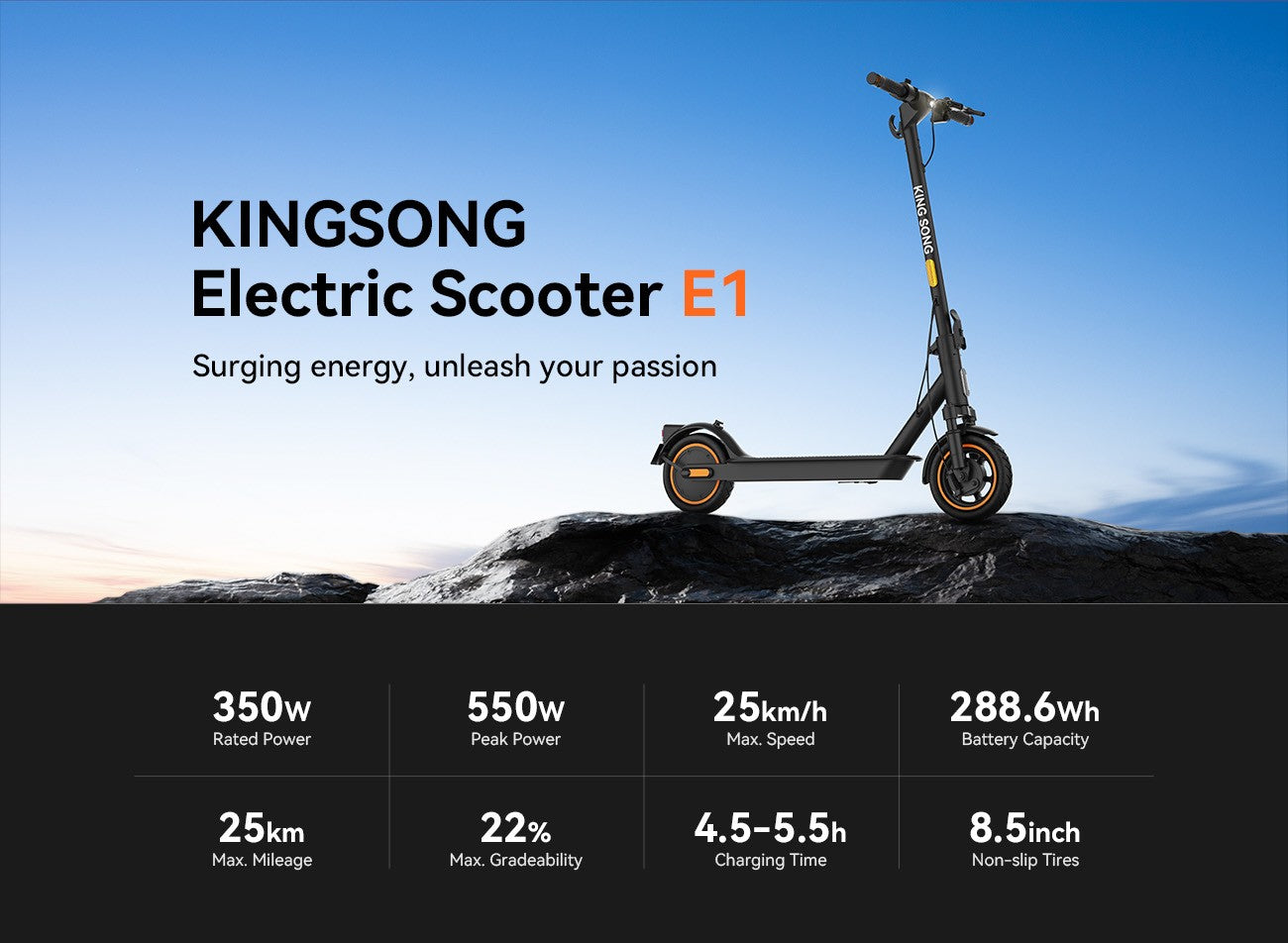 Izdelek je električni skiro, znamke Kingsong, model E1. Na sliki je prikazan skiro s sodobnim dizajnom, ki ima črno barvo in rumene detajle. Vidni so tudi specifikacije, ki vključujejo moč motorja, največjo hitrost, kapaciteto baterije ter druge tehnične podatke, kar nakazuje na njegove zmogljivosti in uporabnost. Ozadje je naravno, kar daje občutek svobode in avanture.