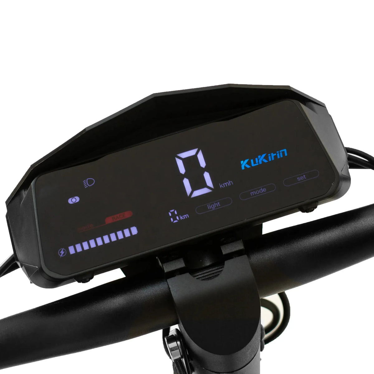 Na sliki je električni skiro znamke Kukirin, model G2. Prikazan je del krmila, kjer je digitalni zaslon, ki prikazuje hitrost (0 km/h) in nivo baterije. Zaslon vsebuje tudi ikone za luči in različne načine vožnje. Skuter je zasnovan za udobno in enostavno vožnjo po mestnih površinah.