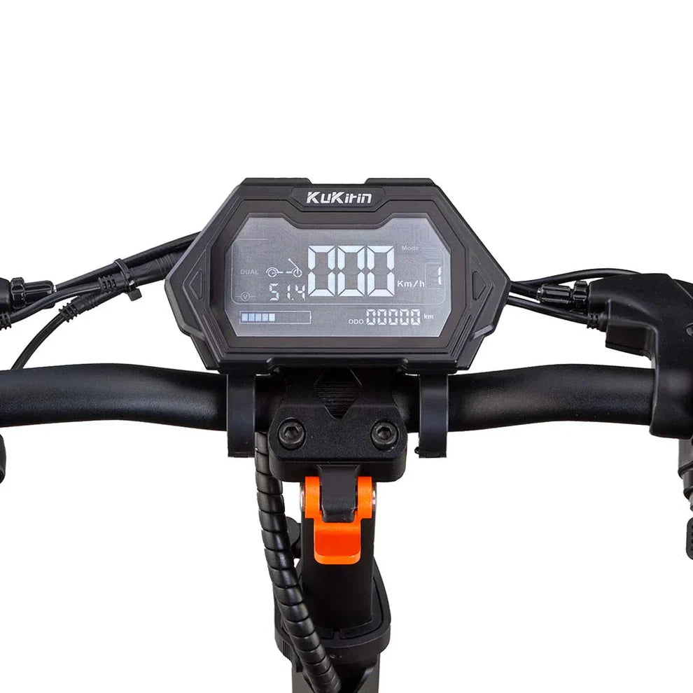 Na sliki je električni skiro znamke Kukirin, model G2 Master. Vidna je kontrolna plošča na krmilu, ki prikazuje hitrost, način vožnje in druge podatke. Plošča ima digitalni zaslon z različnimi informacijami, kar omogoča enostavno spremljanje delovanja skiroja med vožnjo.