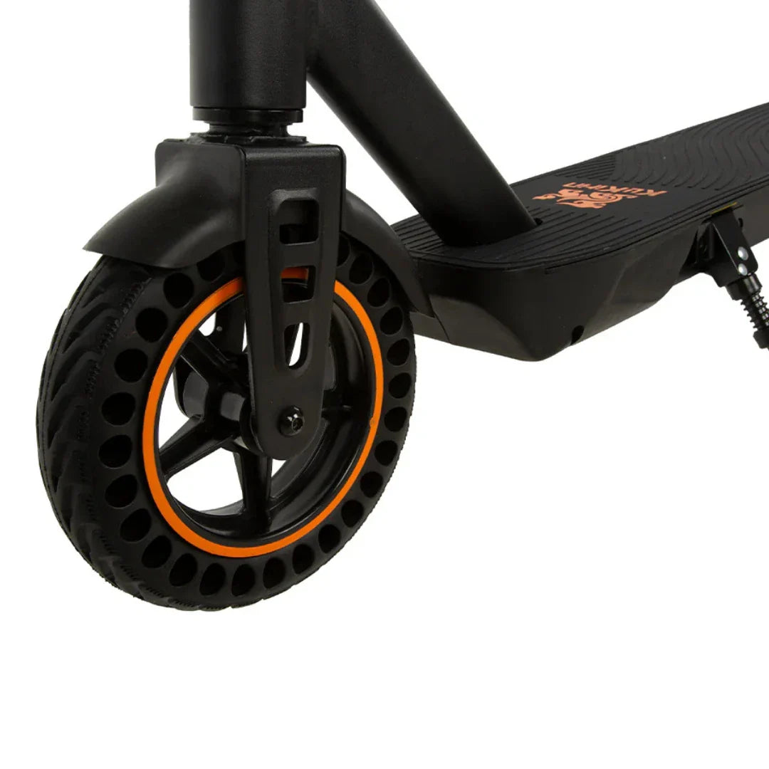 Izdelek je električni skiro, znamke Kukirin, model S1 Max. Na sliki je prikazan sprednji del skiroja, kjer je vidna kolesa s posebnim dizajnom, ki vključuje črno obrobo s svetlo oranžno barvo. Kolo je brez zračnice, kar omogoča večjo vzdržljivost, in je zasnovano za udobno vožnjo. Vidna je tudi platforma skiroja, ki je oblikovana za dobro oprijemljivost.