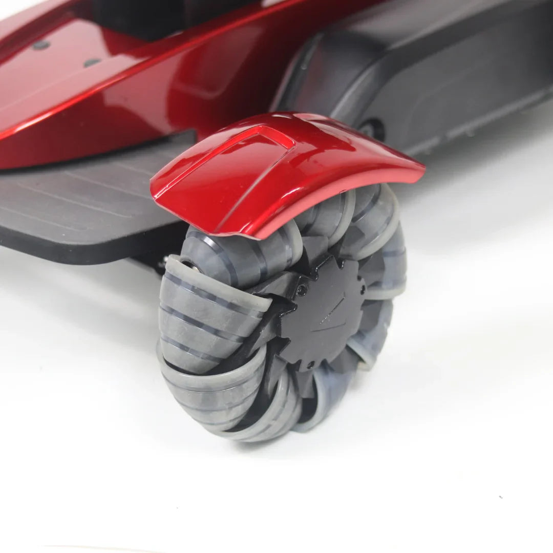 Izdelek je električni mobilni voziček, model Mijo MD08. Na sliki je vidna rdeča karoserija vozička ter ena izmed njegovih koles, ki ima edinstveno obliko z več plastmi gumijastih trakov. Voziček je zasnovan za udobno in enostavno premikanje, kar omogoča posebna konstrukcija koles.