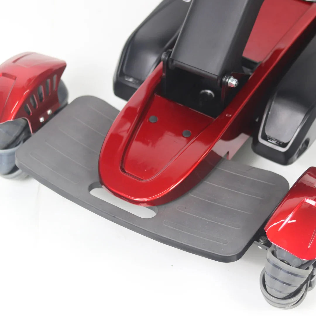 Izdelek je električni mobilni voziček, model Mijo MD08. Na sliki je vidna sprednja ploščad vozička, ki je oblikovana za udobno stojišče. Barva vozička je rdeča, kar mu daje privlačen videz. Vidni so tudi sprednji kolesi, ki omogočata enostavno manevriranje.