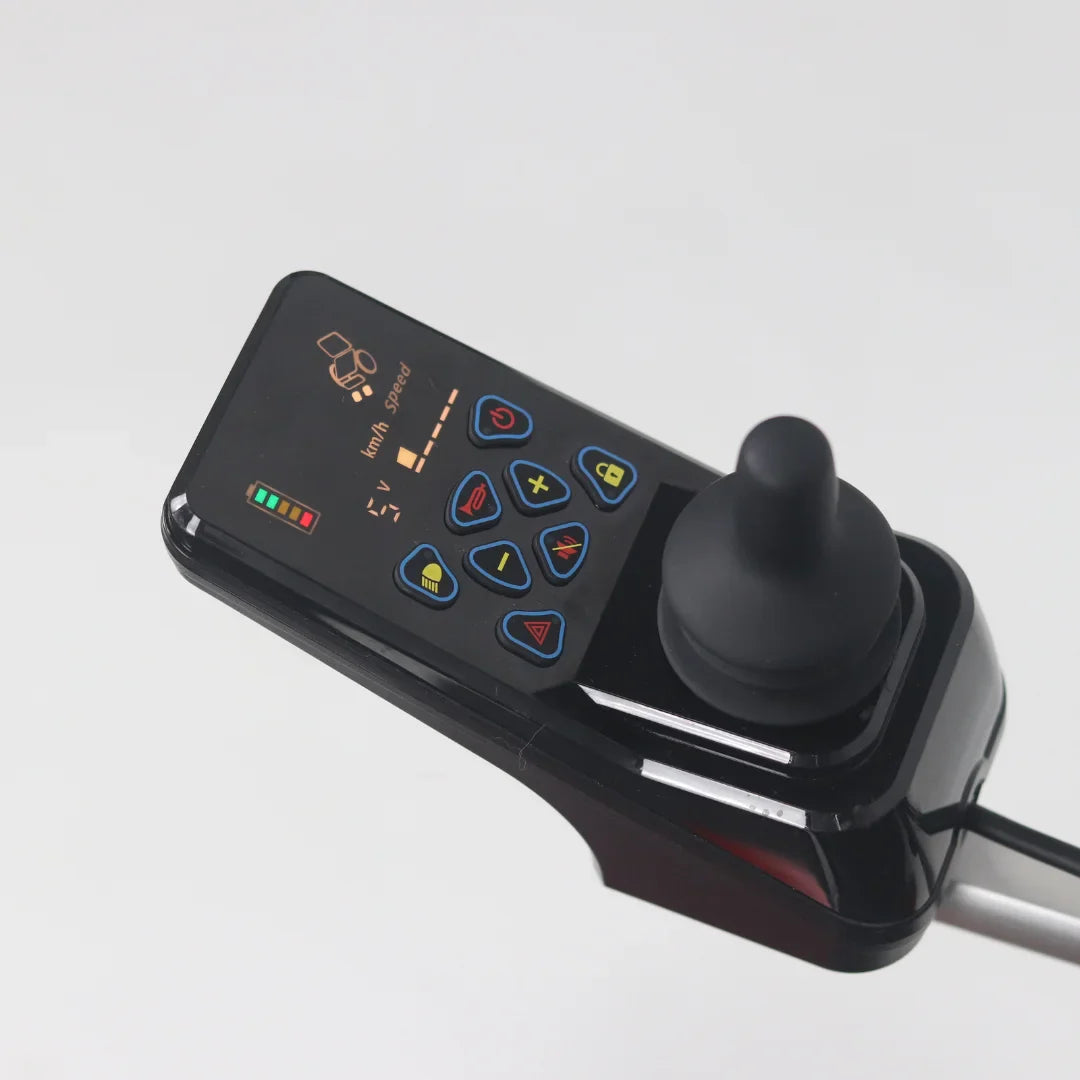 Izdelek je električni mobilni voziček, model Mijo MD08. Na sliki je prikazan nadzorni panel, ki vključuje joystick za upravljanje, različne gumbe za nastavitve in prikazovalnik hitrosti ter nivoja baterije. Panel je zasnovan za enostavno upravljanje vozička, kar omogoča uporabnikom udobno in varno vožnjo.