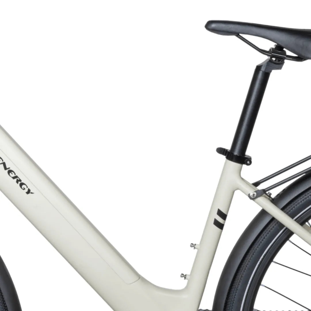 Izdelek je električno kolo, znamke MS Energy, model C30. Na sliki je vidna del okvirja kolesa, ki je v svetli barvi, ter sedežna opora. Kolo ima minimalističen dizajn, kar se odraža v preprosti obliki okvirja in elegantni zasnovi.