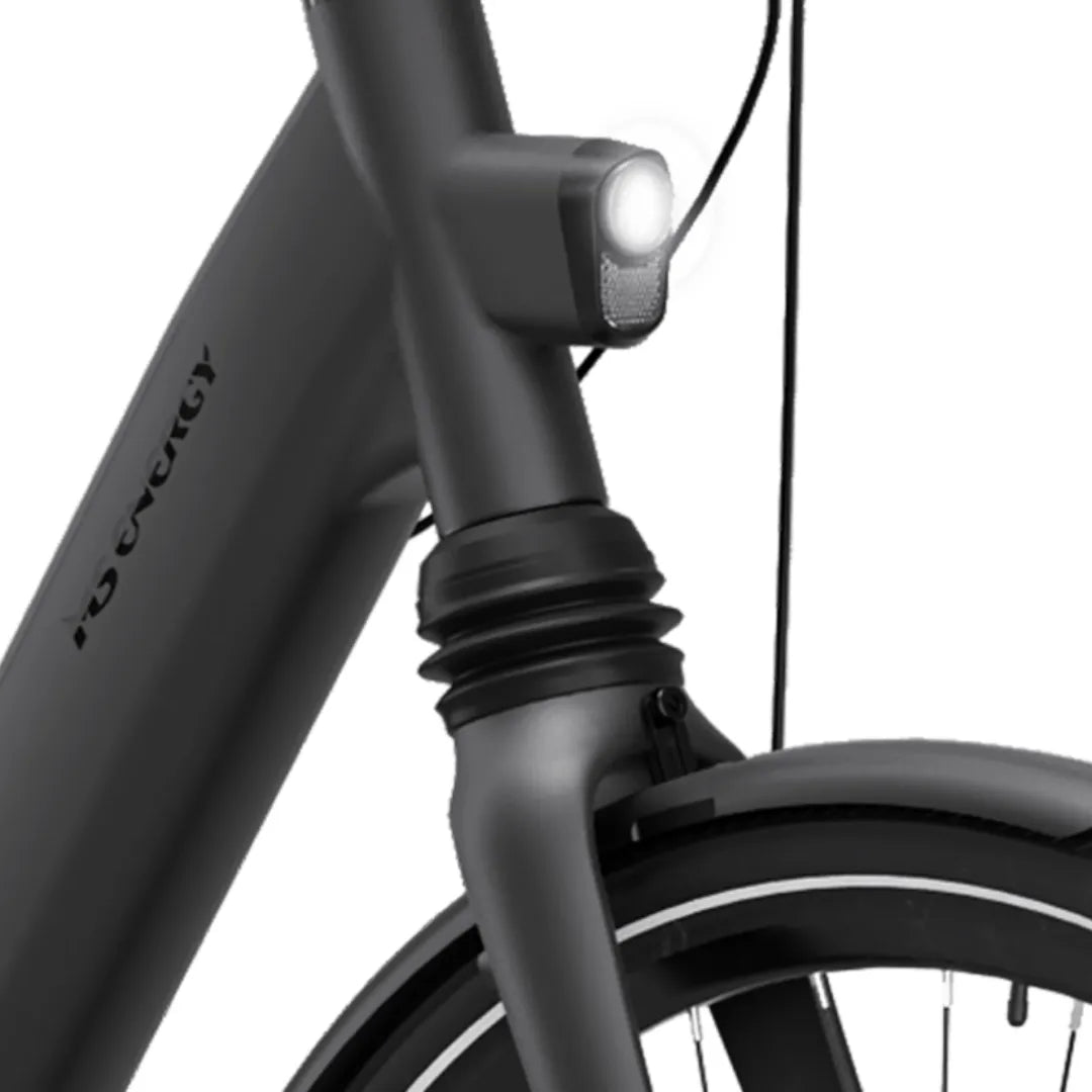 Izdelek na sliki je električno kolo, model MS Energy C300. Na sliki je vidna sprednja vilica kolesa z vgrajeno lučko, ki zagotavlja boljšo vidljivost med vožnjo. Kolo ima elegantno črno barvo in sodoben dizajn, kar ga naredi privlačnega za uporabnike.