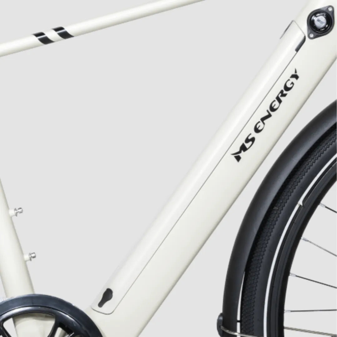 Izdelek na sliki je električno kolo, model MS Energy C40. Na sliki je del okvirja kolesa, ki je v svetli barvi, z jasno vidnim logotipom znamke MS Energy. Opazna je tudi zasnova okvirja, ki vključuje prostor za baterijo, kar nakazuje na električni pogon. Kolo ima tudi široke pnevmatike, kar prispeva k udobni vožnji.