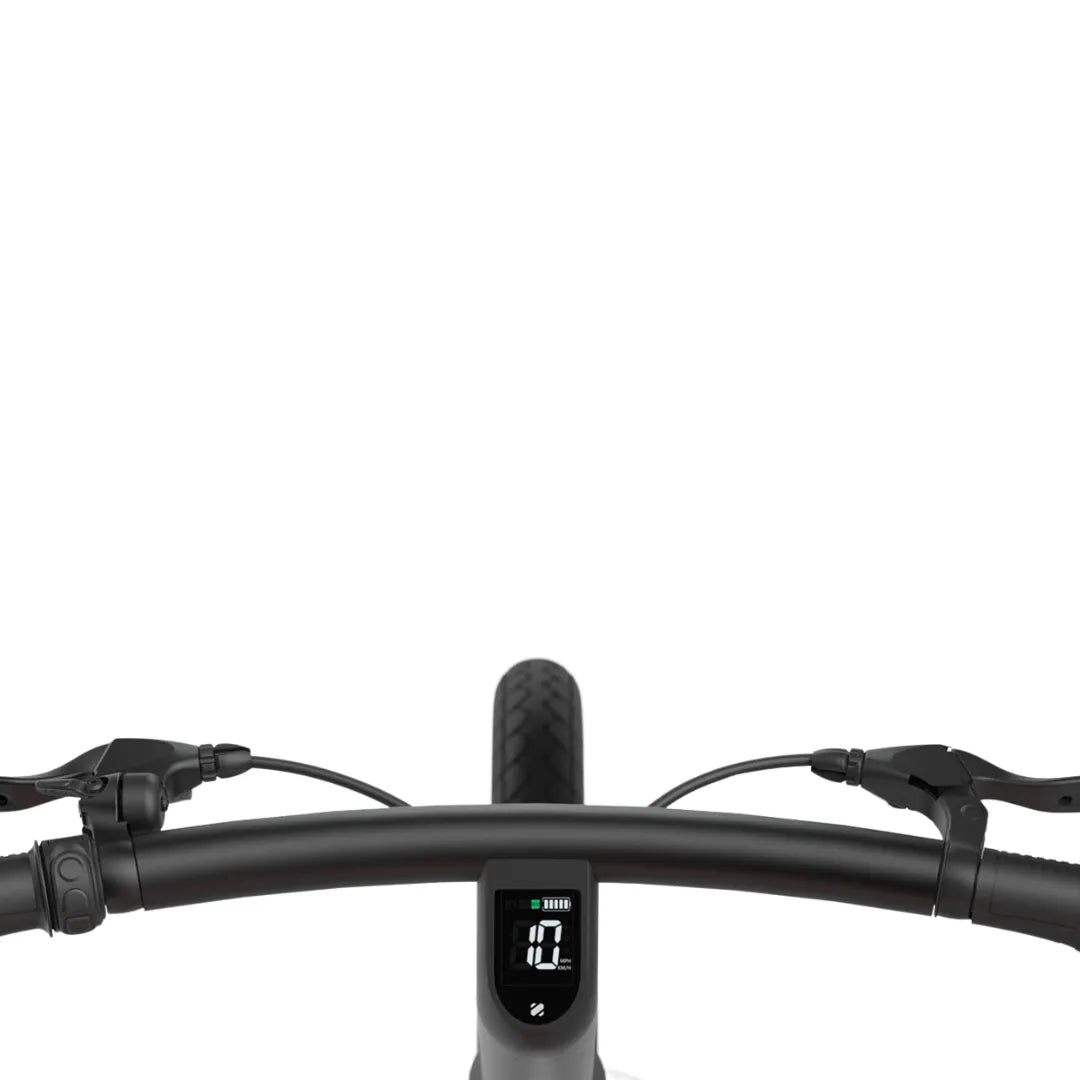 Izdelek je električno kolo, model MS Energy Cityzen C102. Na sliki je prikazan nadzorni del krmila, kjer so vidni ročaji, digitalni zaslon in merilnik hitrosti. Zaslon prikazuje hitrost in stanje baterije, kar omogoča enostavno spremljanje med vožnjo. Kolo ima tudi udobne ročke in zavore, kar nakazuje na udobno in varno vožnjo.