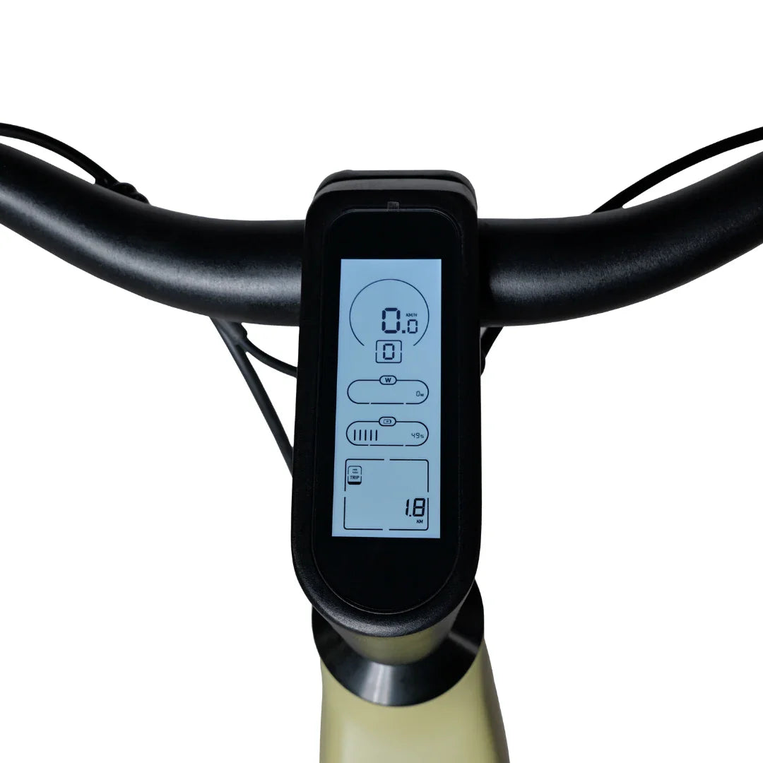 Izdelek je električno kolo, model MS Energy C300. Na sliki je prikazan krmni del kolesa s digitalnim zaslonom, ki prikazuje različne podatke, kot so hitrost, prevožena razdalja in nivo baterije. Zaslon je zasnovan za enostavno branje in upravljanje funkcij kolesa.