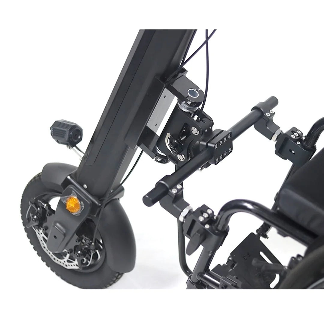 Izdelek na sliki je električni priklop za invalidske vozičke, model Mijo MT01. Na sliki je vidna struktura priklopa, ki vključuje del za povezavo z vozičkom ter kolesa z zavorami. Prikazani so tudi nekateri mehanizmi za prilagoditev in stabilnost. Celoten dizajn je zasnovan za enostavno uporabo in mobilnost.