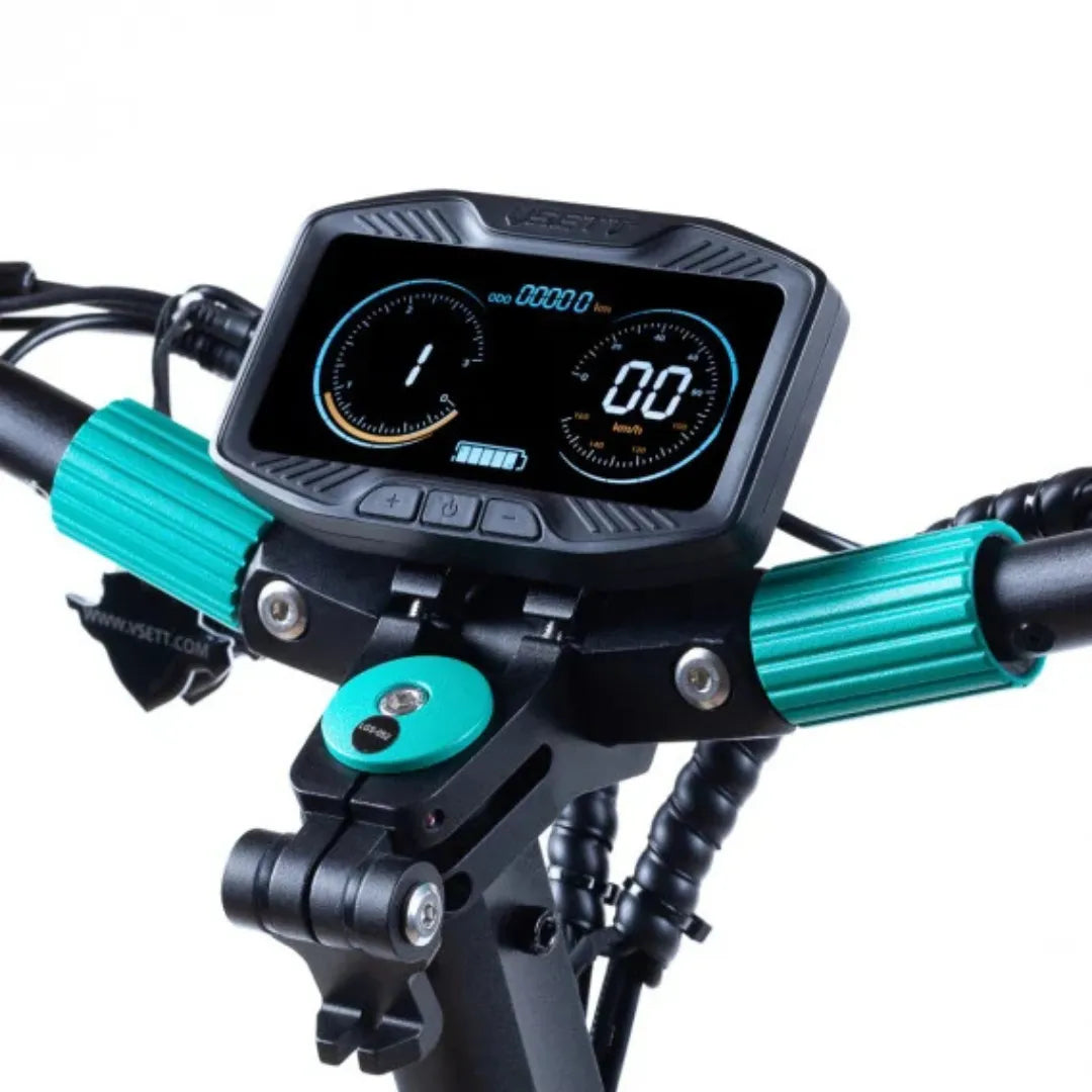 Na sliki je električni skiro znamke VSETT, model VSETT 9. Vidna je kontrolna plošča, ki prikazuje hitrost in prevoženo razdaljo. Rdeče in modre barve na zaslonu nudijo informacije o trenutni hitrosti, medtem ko so ročaji skiroja oblečeni v modro barvo za boljši oprijem.