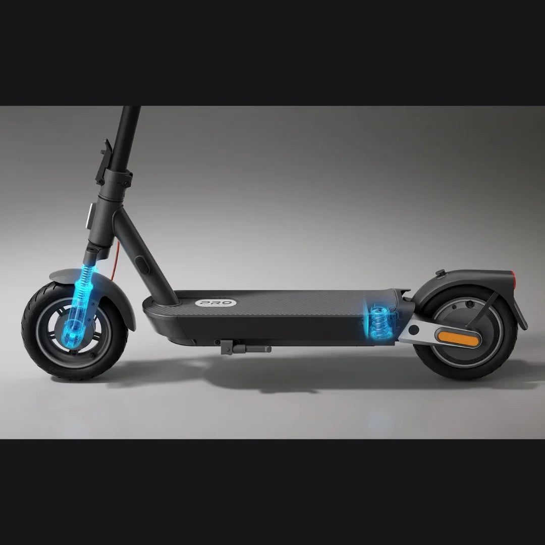 Izdelek na sliki je električni skiro znamke Xiaomi, model 5 Pro. Na sliki je prikazan stranski pogled skiroja, ki vključuje njegove kolesa in delovanje vzmetenja, saj je vidna modra osvetlitev, ki ponazarja mehanizem. Skuter ima sodoben dizajn z ravno platformo in robustnimi kolesi, kar nakazuje na udobno vožnjo.