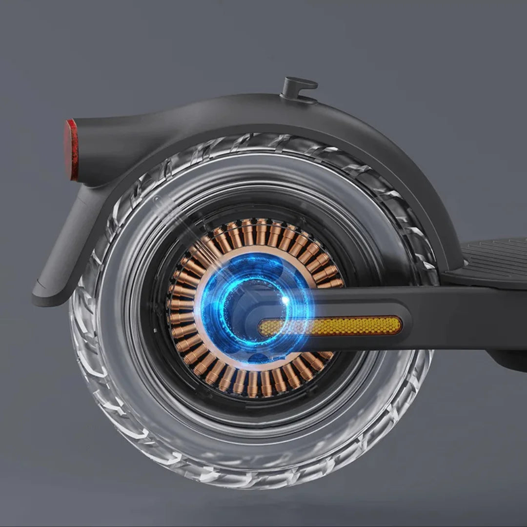 Izdelek je električni skiro znamke Xiaomi, model Elite. Na sliki je prikazan zadnji kolo skiroja, ki ima prozoren pokrov, skozi katerega so vidni notranji deli motorja. Kolo je opremljeno z modro LED osvetlitvijo, kar daje sodoben videz in omogoča boljšo vidnost. Vidna je tudi struktura kolesa, ki je zasnovana za večjo stabilnost in oprijem.