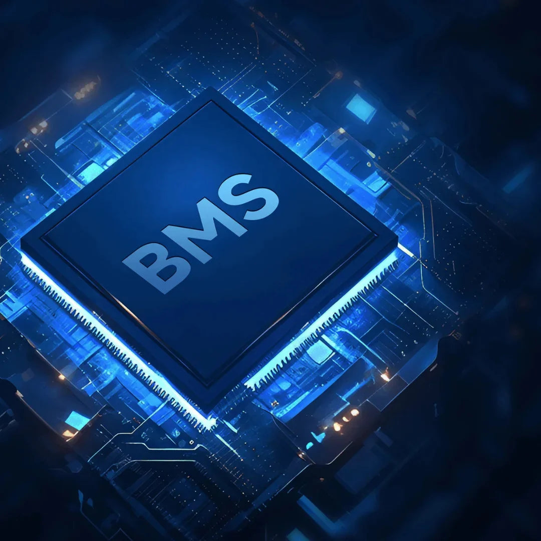 Na sliki je prikazana elektronska komponenta, verjetno del sistema za upravljanje baterij (BMS) v električnem skiroju. Izdelek je električni skiro, znamke Xiaomi, model pa je Elite. Slika prikazuje modro osvetljeno čipovje, ki je del notranje elektronike, kar nakazuje na tehnološko napreden sistem za upravljanje in zaščito baterije.