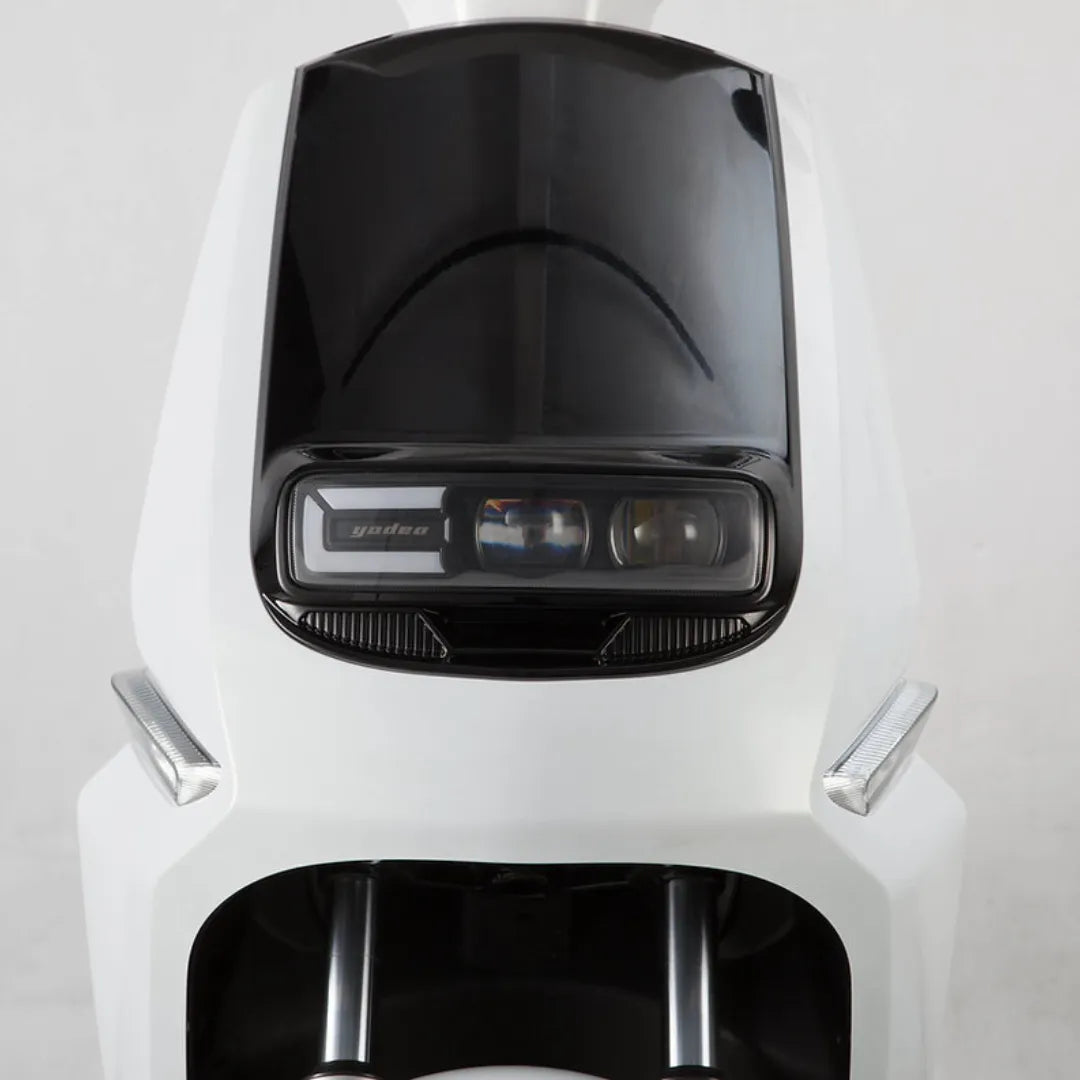 Sprednji pogled električnega skuterja Yadea C Line, ki se ponaša z elegantnim dizajnom in modernimi žarometi.