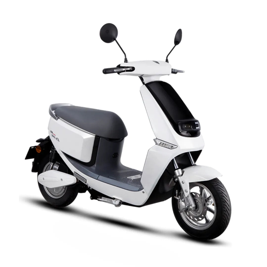 Električni skuter Yadea C Line v elegantni beli obliki, ki prikazuje moderne funkcije in stil.