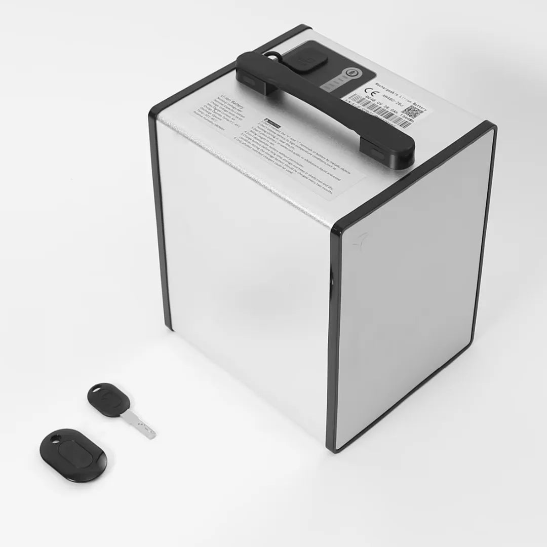 Baterija za električni skuter Yadea C Umi, s ključi poleg.