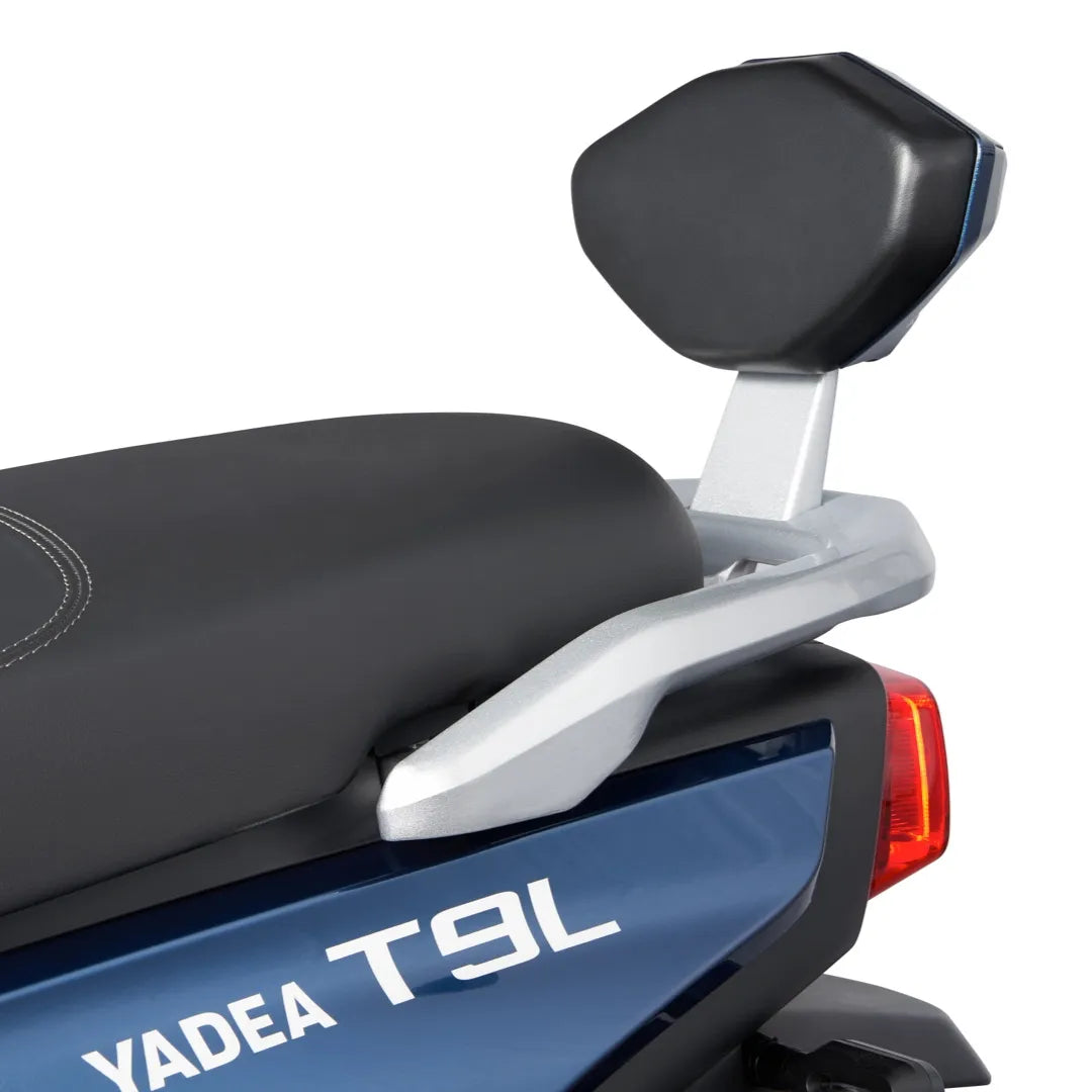 Od blizu posnet sedež in vzvratno ogledalo električnega skuterja Yadea T9L.