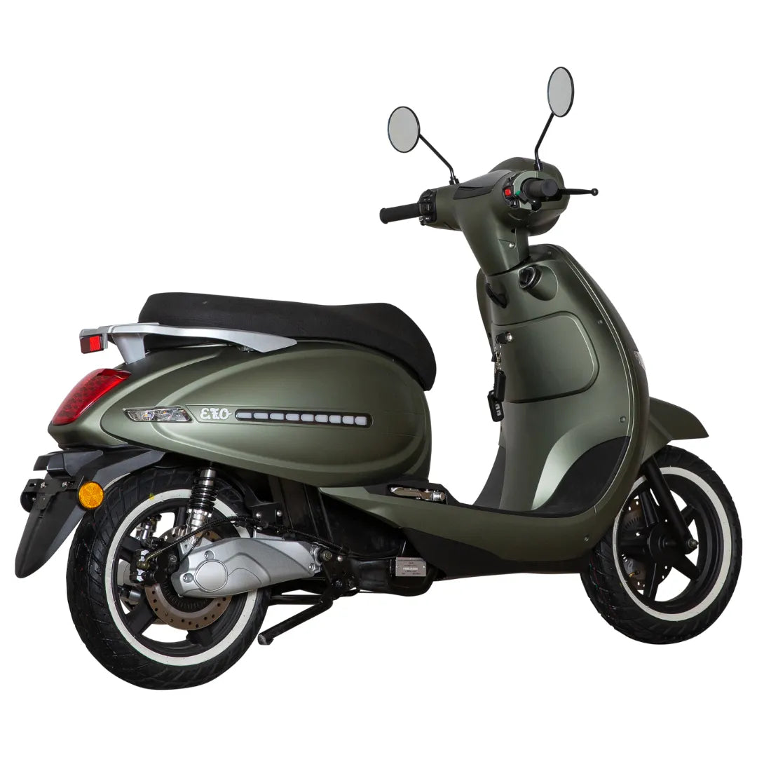 Električni skuter Efo Et5000 v olivno zeleni barvi, ki se ponaša z elegantnim dizajnom in modernimi funkcijami.