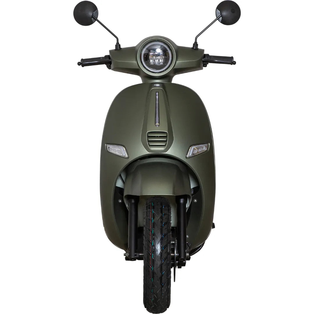 Sprednji pogled električnega skuterja Efo Et5000 v elegantni, mat zeleni barvi.