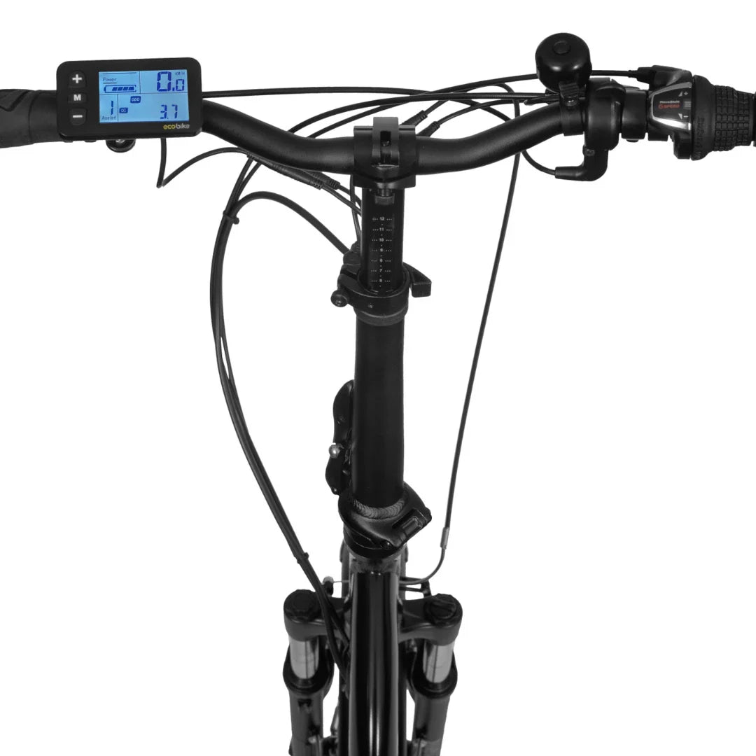 Izdelek je električno kolo znamke Ecobike, model Even. Na sliki je prikazan nadzorni panel na krmilu, ki vključuje digitalni zaslon z informacijami o hitrosti, moči in prevoženi razdalji. Vidni so tudi krmili in del sistema za vzmetenje, kar nakazuje na udobno vožnjo.