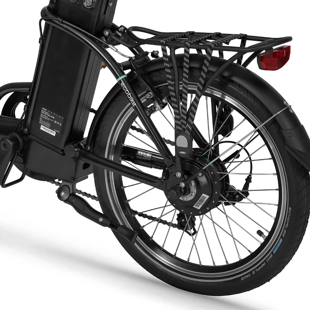 Izdelek na sliki je električno kolo znamke Ecobike, model Even. Na sliki je prikazan zadnji del kolesa, ki vključuje motor, kolo in prtljažnik. Vidna je tudi baterija, ki je nameščena na okvirju, ter detajli, kot so zavorni sistem in pnevmatikami. Celoten dizajn je minimalističen in funkcionalen, kar je značilno za električna kolesa.