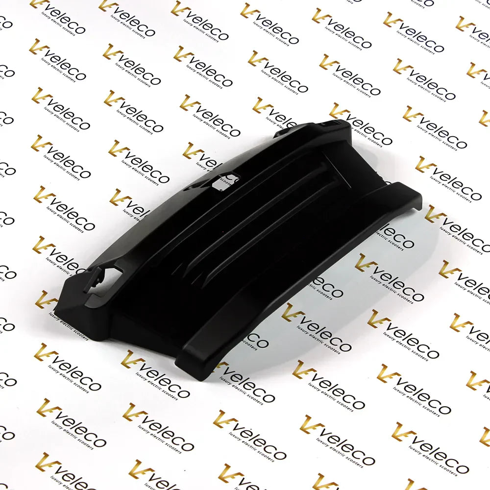 Sprednji odbijač črne barve Veleco Gravis