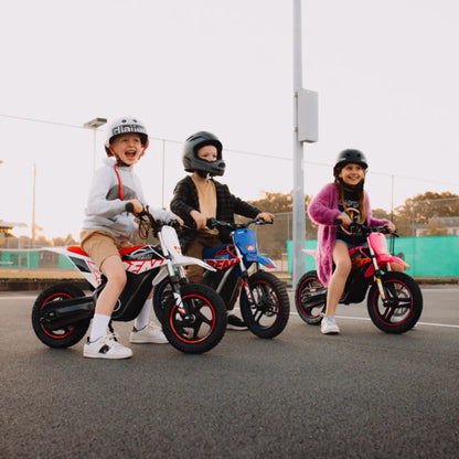 Na sliki so prikazana tri električna kolesa, namenjena otrokom. Znamka teh koles je "Apollo", model pa je "Olala SX E500". Otroci se veselijo vožnje, oblečeni so v čelade in udobna oblačila, kar kaže na varno in zabavno izkušnjo. Kolesa so v različnih barvah, kar dodatno pritegne pozornost.