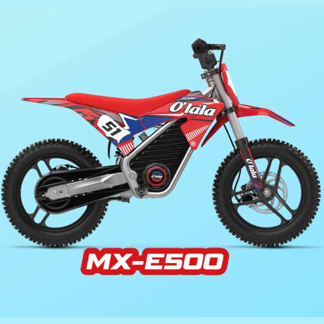 Izdelek na sliki je električno kolo, model MX-E500, znamke O'lala. Na sliki je prikazano kolo v rdeči in modri barvi, z značilnimi športnimi detajli, širokimi gumami in robustnim okvirjem, kar nakazuje na njegovo zmogljivost in namen za vožnjo po različnih terenih.