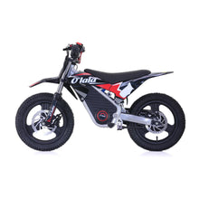 Izdelek na sliki je električno kolo, model O'lala SX E500. Na sliki je vidna športna zasnova kolesa z robustnimi pnevmatiki, širokim sedežem in modernim okvirjem. Barvna kombinacija črne, rdeče in bele dodaja dinamičen videz, medtem ko je na okvirju jasno vidna znamka O'lala. Kolo je primerno za vožnjo po različnih terenih.