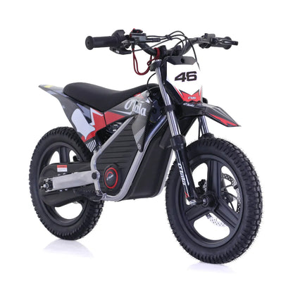 Izdelek na sliki je električno kolo, model Apollo Olala SX E500. Na sliki je vidno kolo s športnim dizajnom, širokimi gumami in udobnim sedežem. Barvna kombinacija vključuje črno, rdečo in belo, kar daje dinamičen videz. Na krmilu so ročaji in kontrolne naprave, kar nakazuje na njegovo električno delovanje.